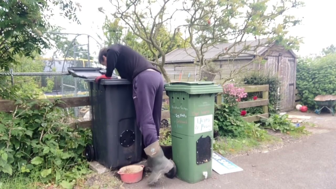 Worm Composting - Converting a Wheelie Bin  🪱