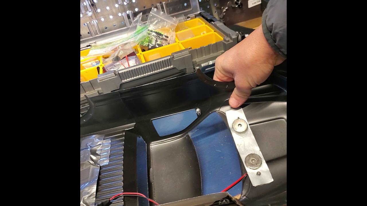 Axial SCX10 III Magnetic body mounting.