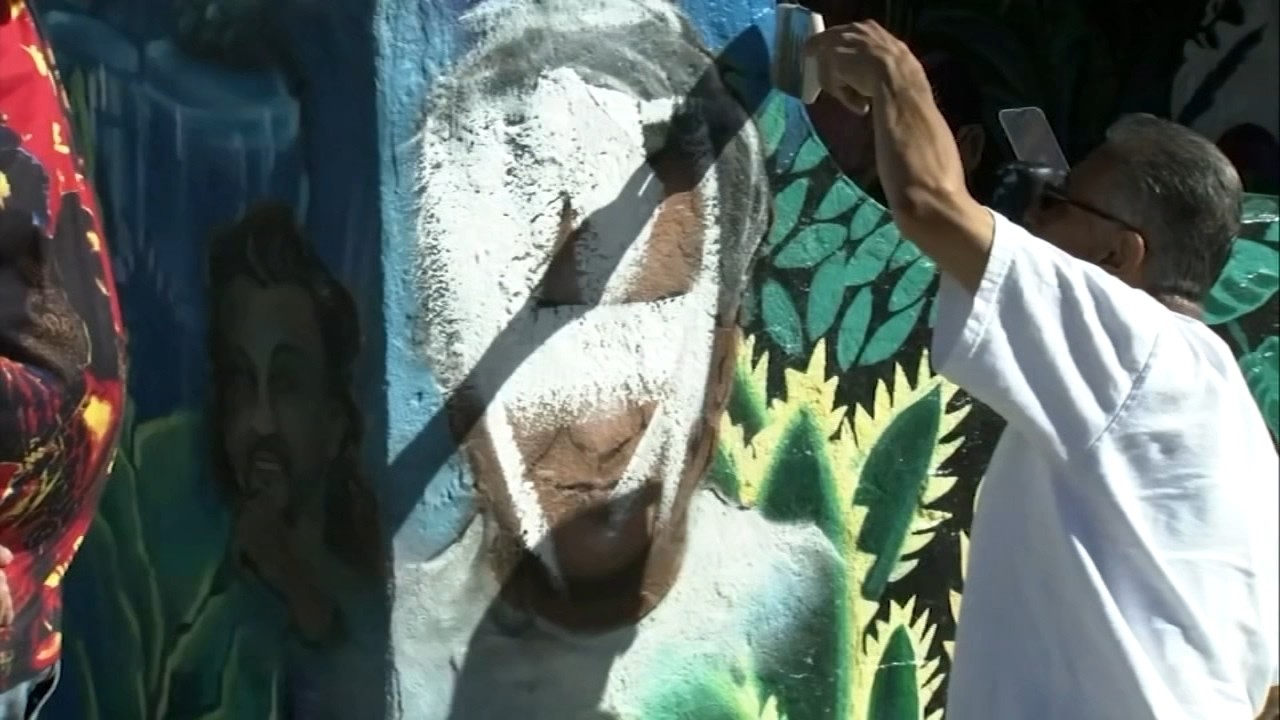 Художники из района залива Сан-Франциско стремятся стереть и переосмыслить наследие Сезара Чавеса.