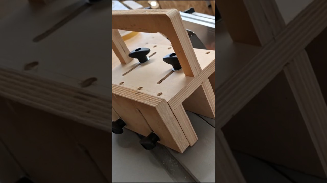 Cum construiesti un impingator reglabil pentru circularul de masa?!  #woodworking #diy