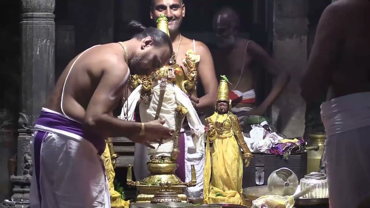 Kanchi Varadarajn - Thirumanjanam at Kachivaithan Mandamapm - Kattiyam_55m 02s