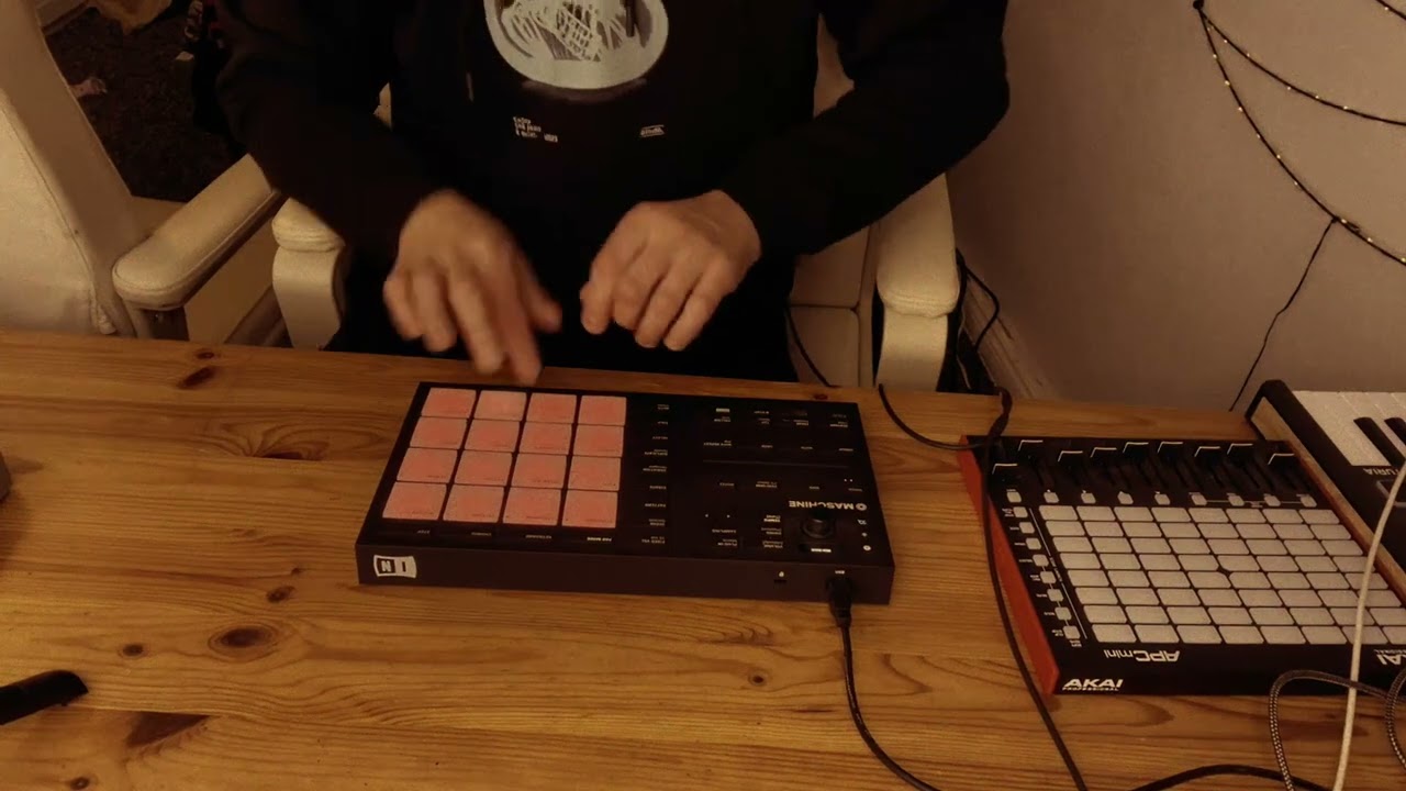 Finger Drumming on NI Maschine MK3 Mikro | Live Groove