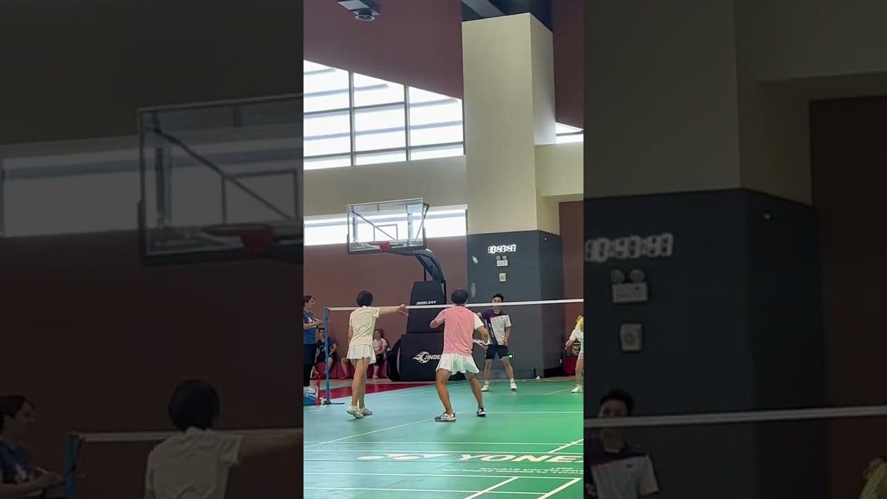 [Skirt] Ep 1: The boy is wearing a skirt while playing badminton.