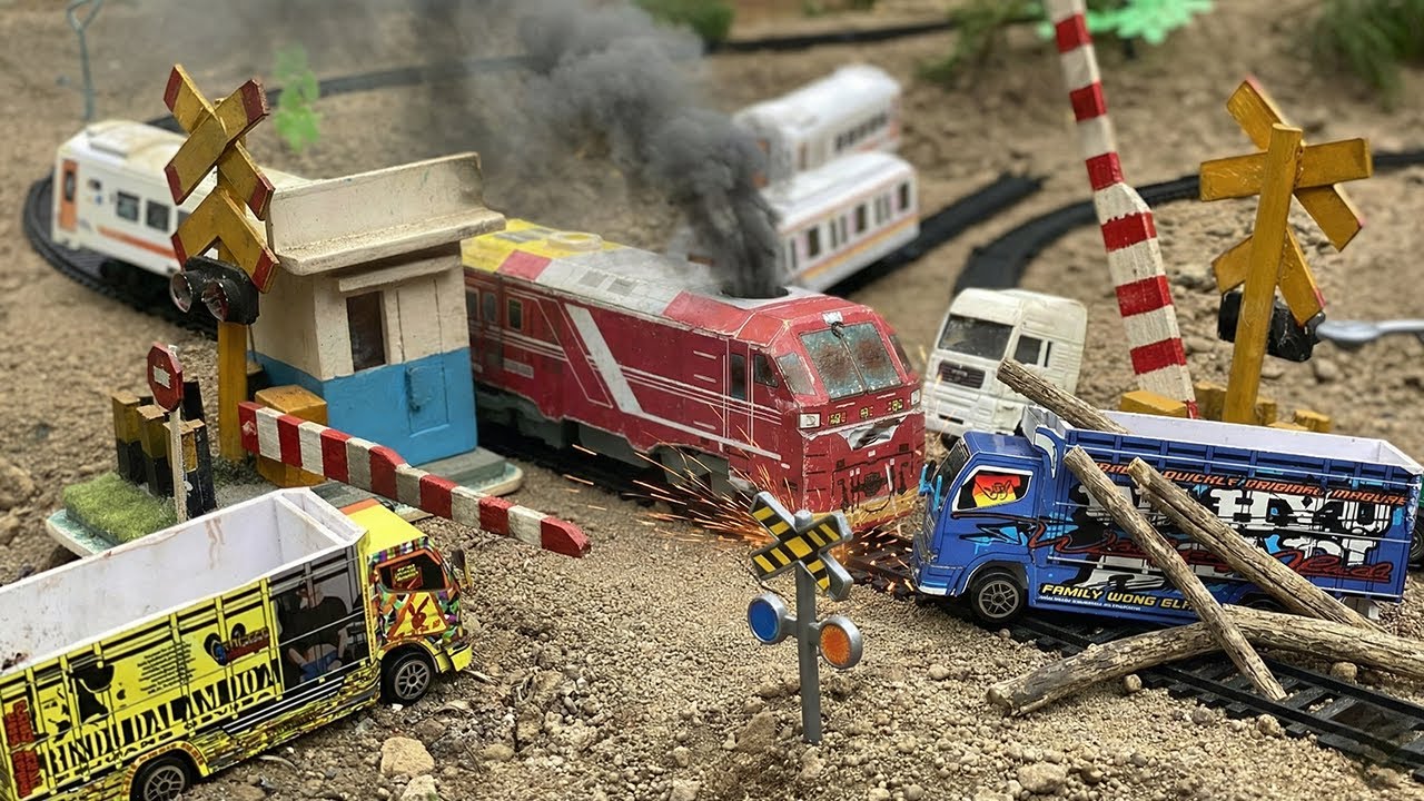 Drama Seru Merakit Mainan Kereta Api CC300 Ringsek Anjlok Menabrak Truk Kayu, di Rel Perlintasan