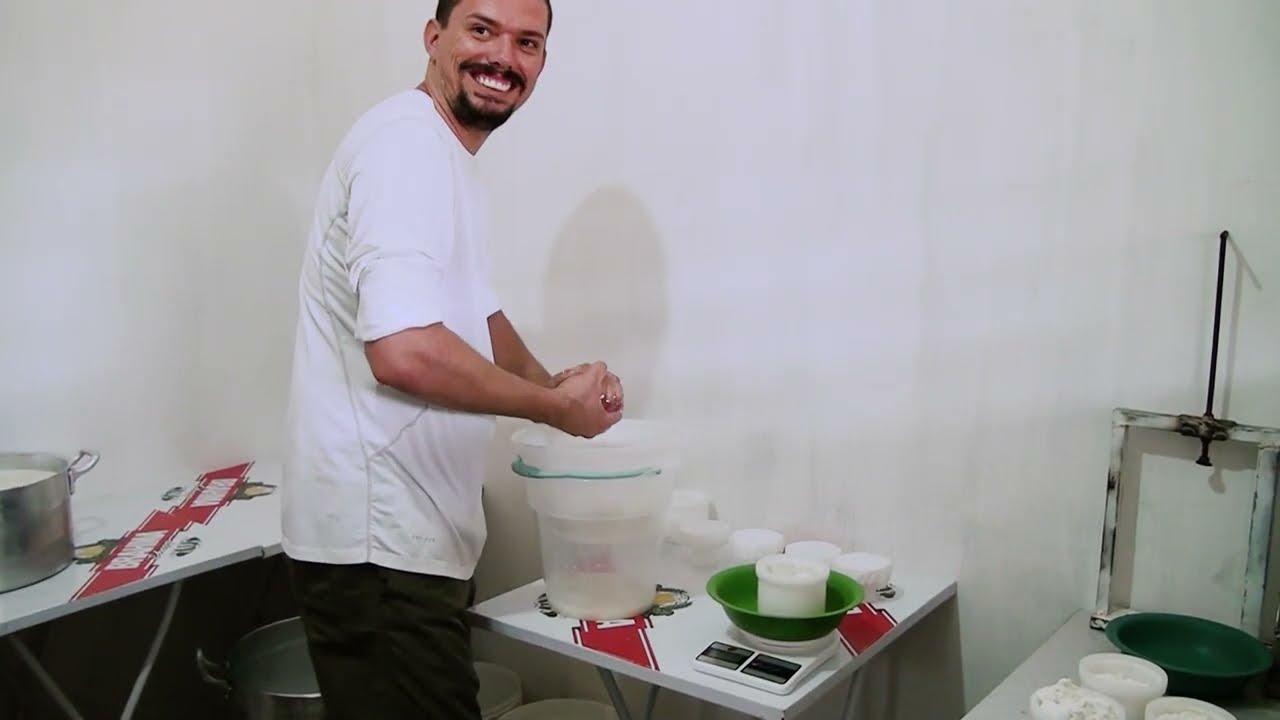 Rafael Oliveira produzindo Queijos com Leite de Cabra: Queijo comum com Condimentos e do Reino.