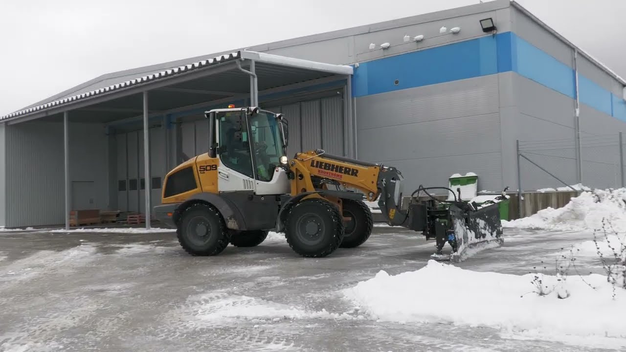 4K  LIEBHERR 509 teleskop  snöröjer i Visby 6 Jan 2026