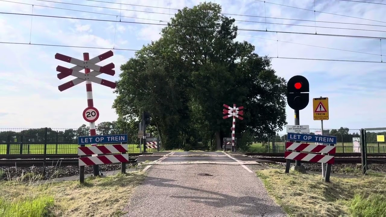 Heiloo spoorwegovergang/railroad crossing (NL)