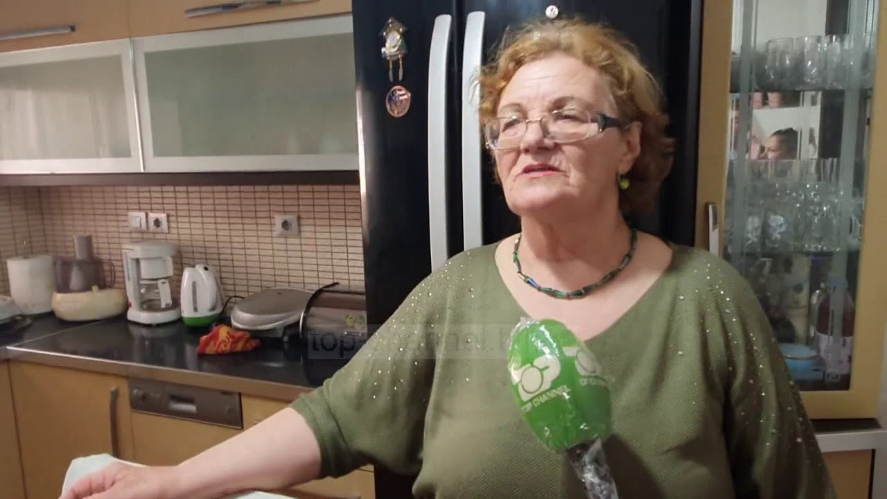 Burri që hap petët e lakrorit/ Në Nartë të moshuarit merren me punët e shtëpisë