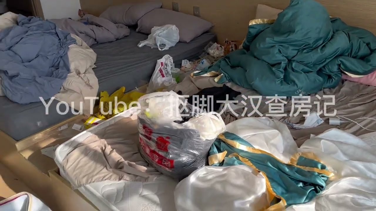 捡了一袋子的内衣裤，5双高跟鞋