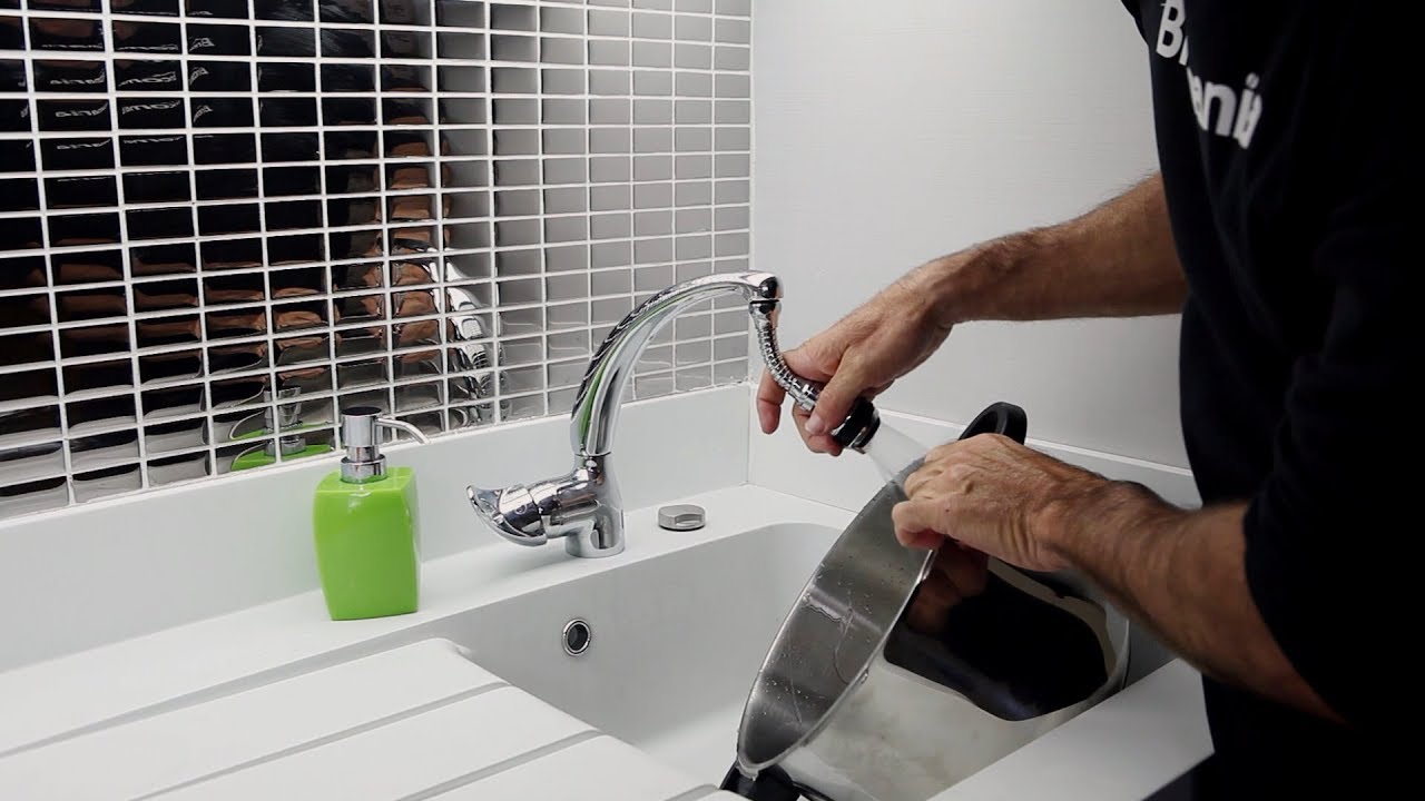 Colocar un aireador flexible para grifo de cocina - Bricoman&iacute;a