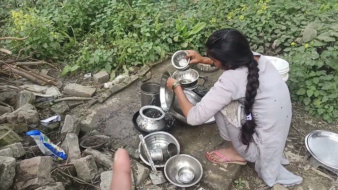 गुड़िया रानी आज बरतन धो रही हैं 