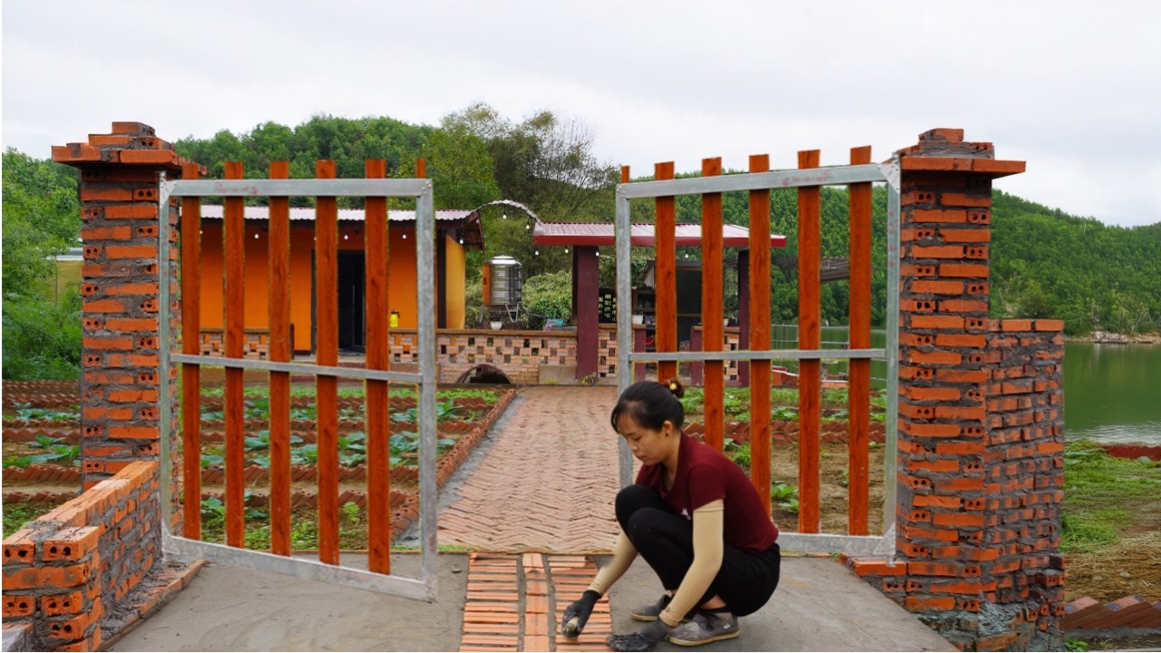 Complete the construction of the gate and plant flowers to decorate it beautifully | LYPHUC HA