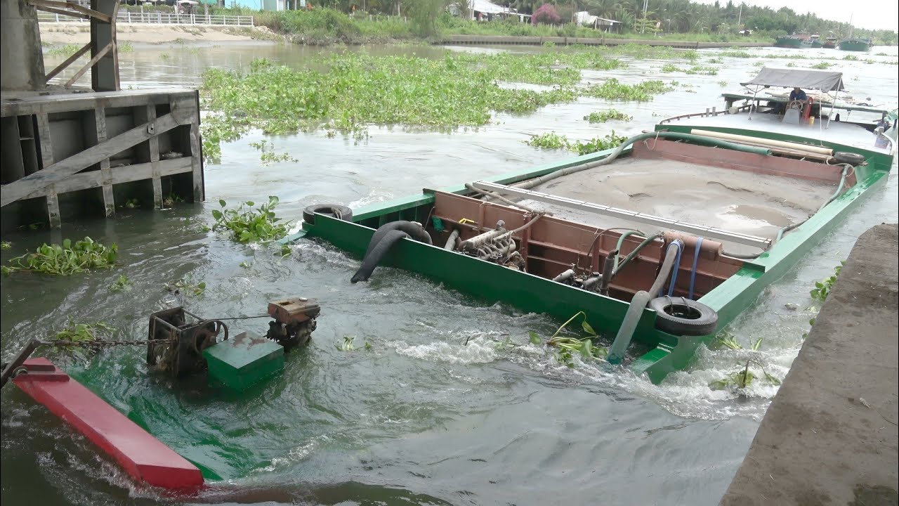 Перегруженная Стальная Баржа С Песком, Вода Заливает Нос У Шлюза
