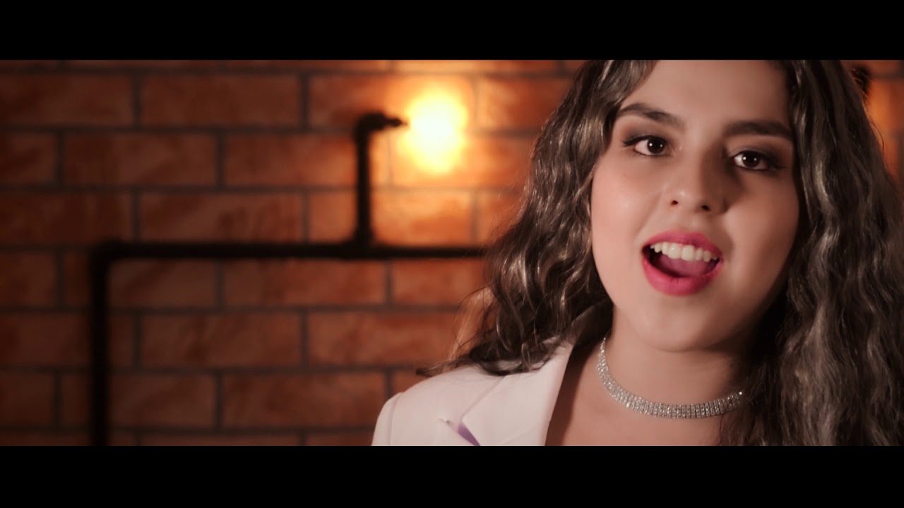 Bebiendo Para Olvidar  - Laura Martínez - Video Oficial