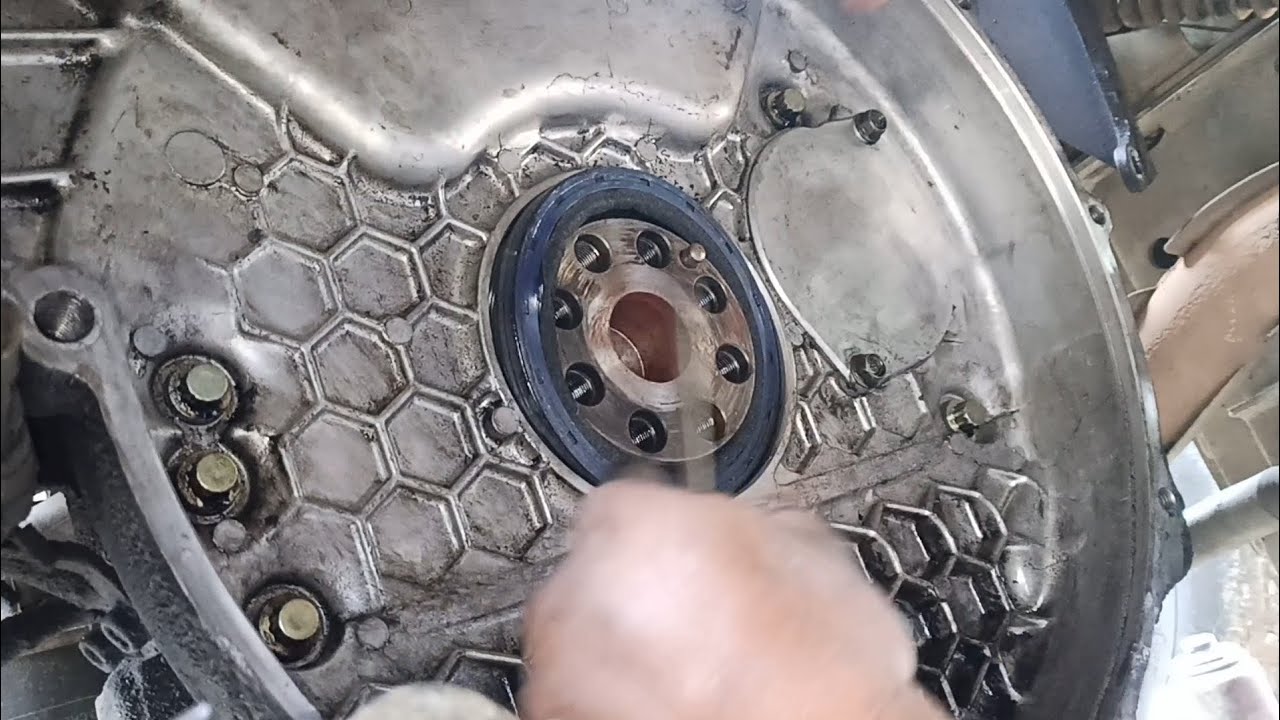 Replace crankshaft Rear Oilseal 4HF1 ENGINE