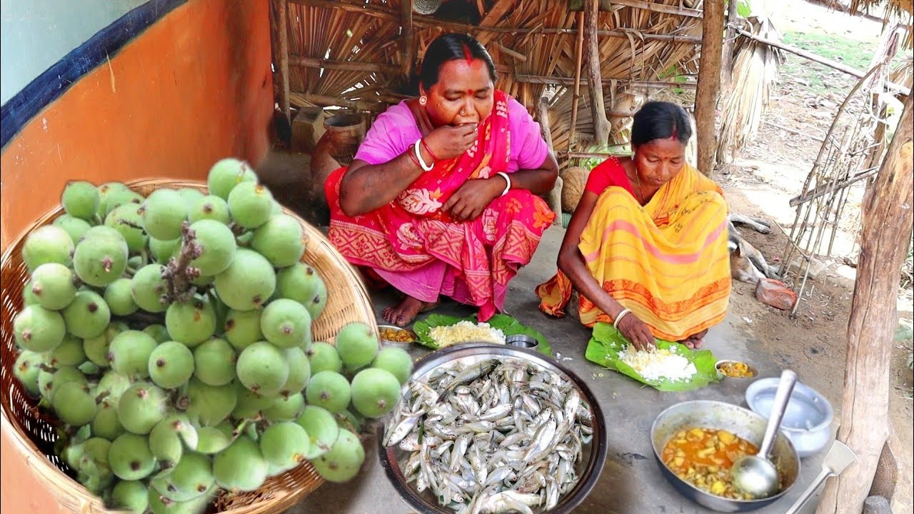 dumur curry with small fish cooking&eating by santali tribe women||traditional fig curry recipe