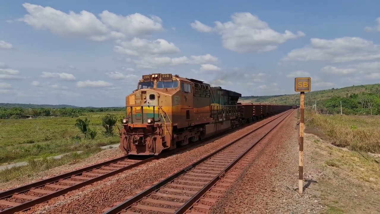 Trens de minério e trem de passageiro da EFC estrada de ferro Carajás