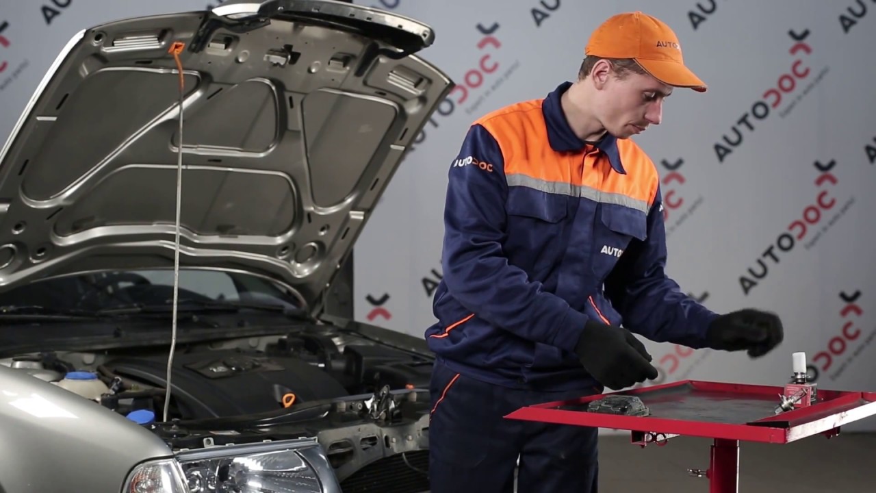 Jak wymienić żarówkę w przednim reflektorze w SKODA OCTAVIA 1U [TUTORIAL]