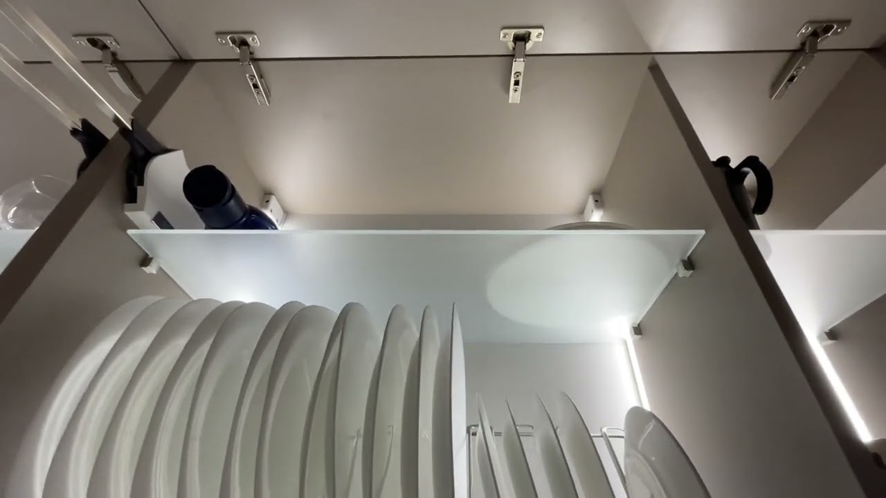 Кухня с фасадами Fenix, ящиками Blum Merivobox и столешницей из кварца