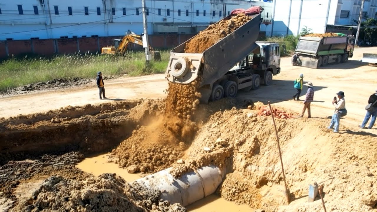 Great work !! Heavy Dump truck 25.5T unloading soil landfilling with Bulldozer D41P pushing soil 