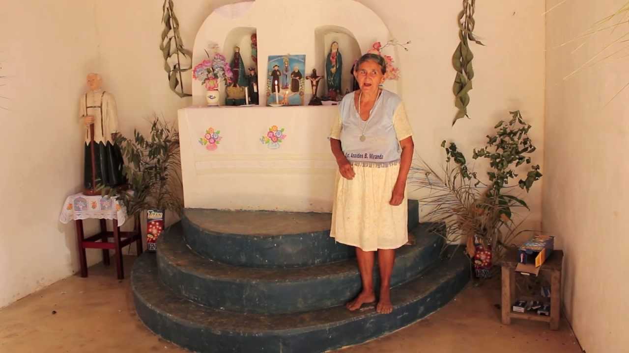 Dona Maria reza o bendito 