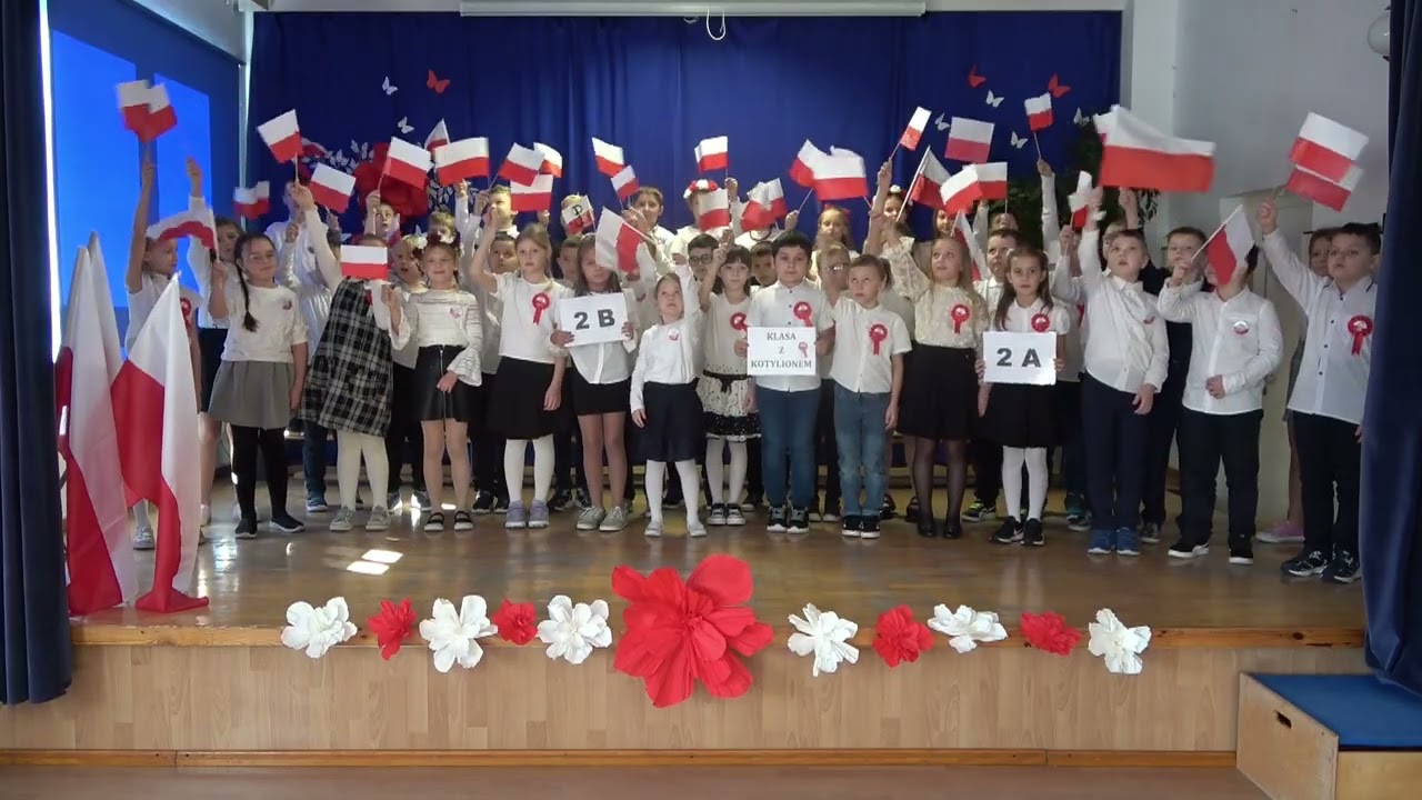 Pieśń patriotyczna w wykonaniu kl. 2a i 2 b
