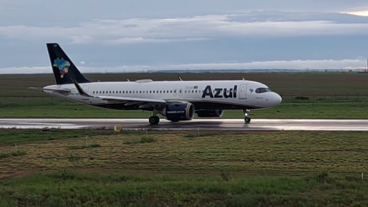 ESSE AVIÃO DA AZUL É NORMAL O OUTRO TEM A FOTO PATO DONALD