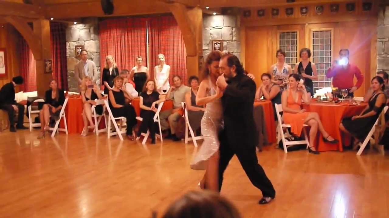 Gustavo Naveira y Giselle Anne dancing to 