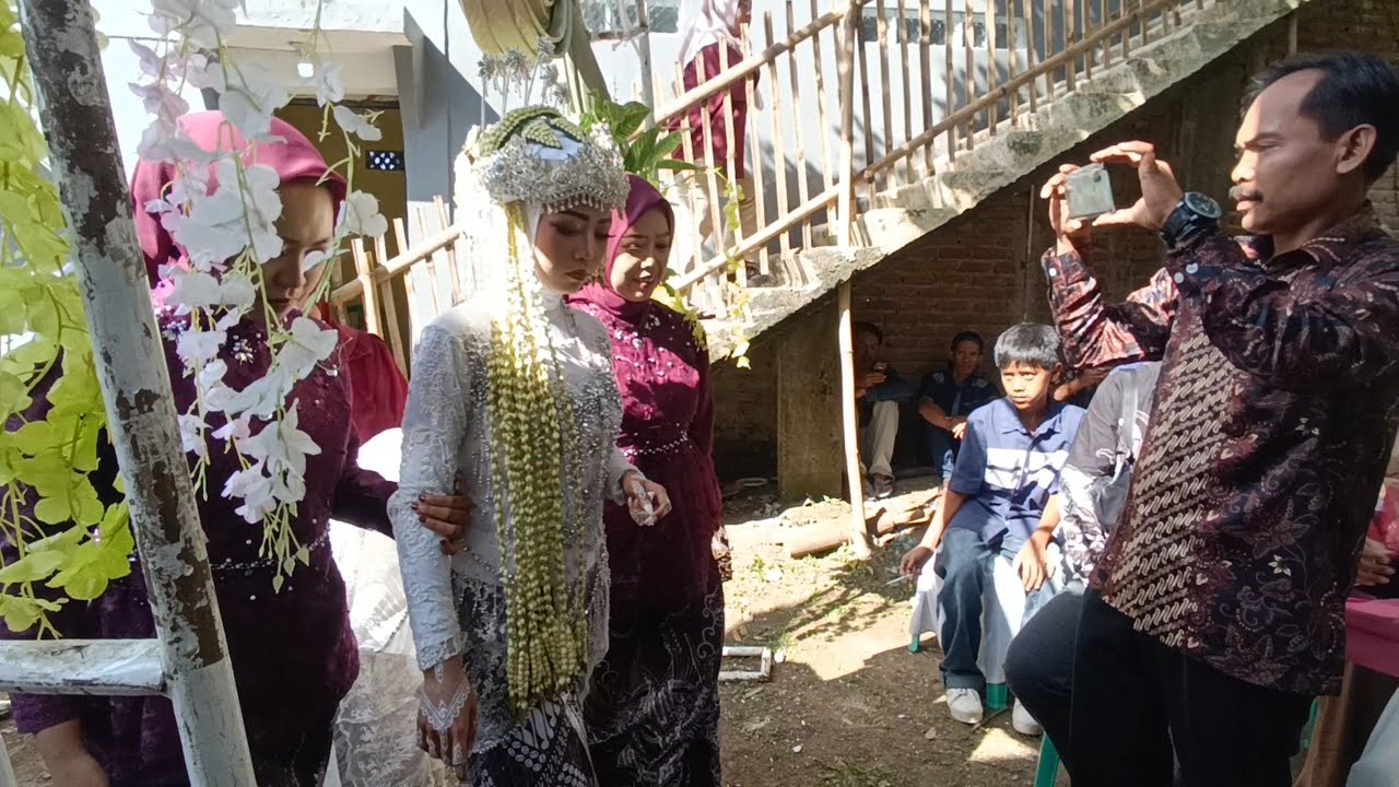Pernikahan Adat Sunda Neng Dina Mojang Randukurung Balubur Limbangan Garut. 