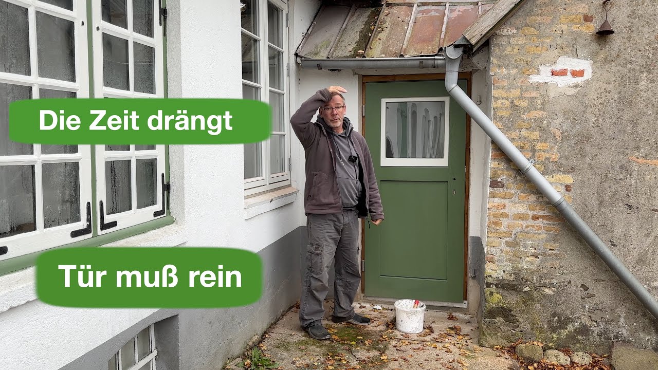 Eingangstür mit Leinölfarbe streichen.