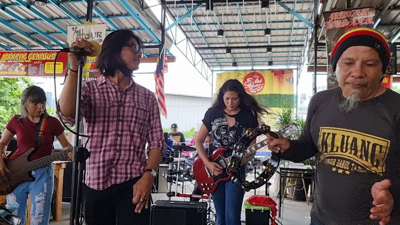 Sejati cover by Eiz Guerilla diiringi oleh para gadis