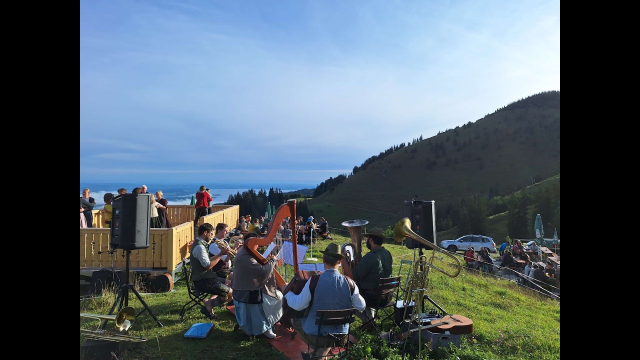 Sonnenaufgangs-Tanz auf der Gori-Alm: Saukopfmusi & Hubertus Musikanten spielen um 6 Uhr morgens!