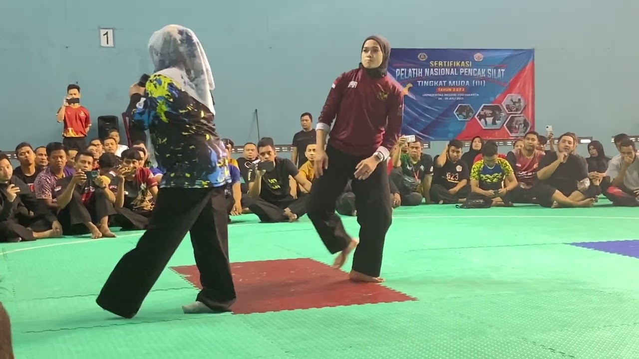 PEMBENARAN SENI TUNGGAL IPSI OLEH IBU TITIH H (KETUA LEMBAGA WASIT JURI NASIONAL ) PERAGA ARUM DARA