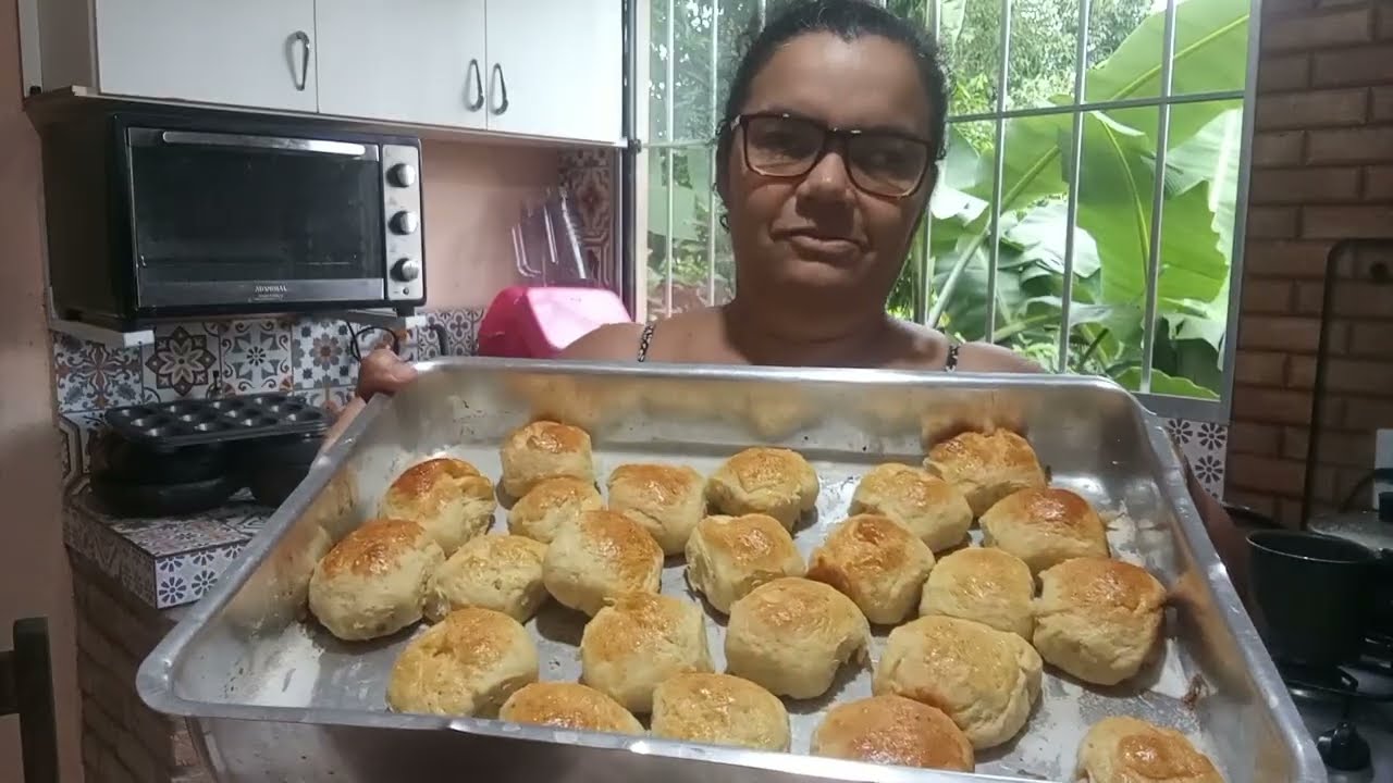 Hoje lavei tapetes/fiz comida pra mãe/fiz pão para a família lanchar.🌺
