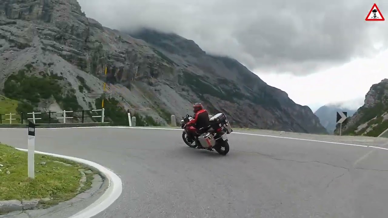 Bajada del Passo de Stelvio sin cortes (RAW). Alpes en moto