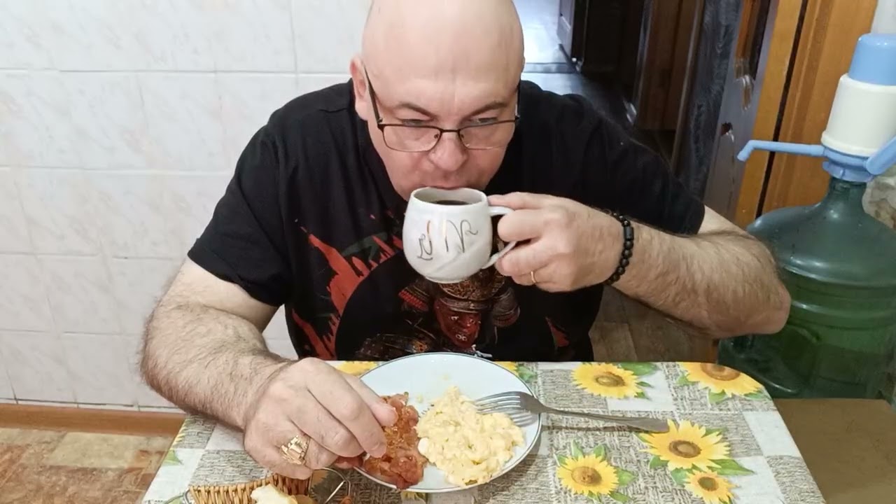 Мукбанг. Скрэмбл с беконом и кофе. Как немцы нашего лётчика похоронили.