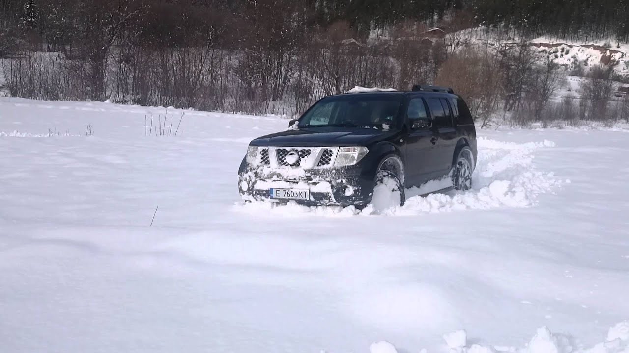lada niva and nissan pathfinder in snow