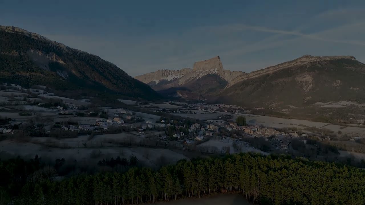Mont Aiguille et le village de Clelles en Is&egrave;re