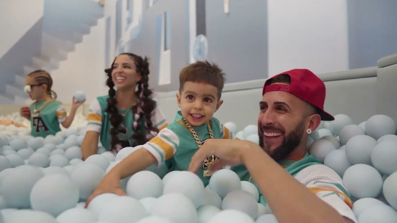 YA SOMOS MEDIO MILL&Oacute;N  VIDEO CLIP OFICIAL  Familia Amiguindy