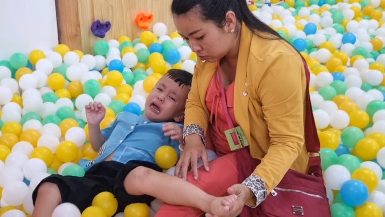 Chuột Được Mẹ Dẫn Đi Chơi Và Ăn Gà Rán Cùng Với Mấy Em Bất Ngờ Chuột Bị T.é Đau Chân #ngocdieuvlog