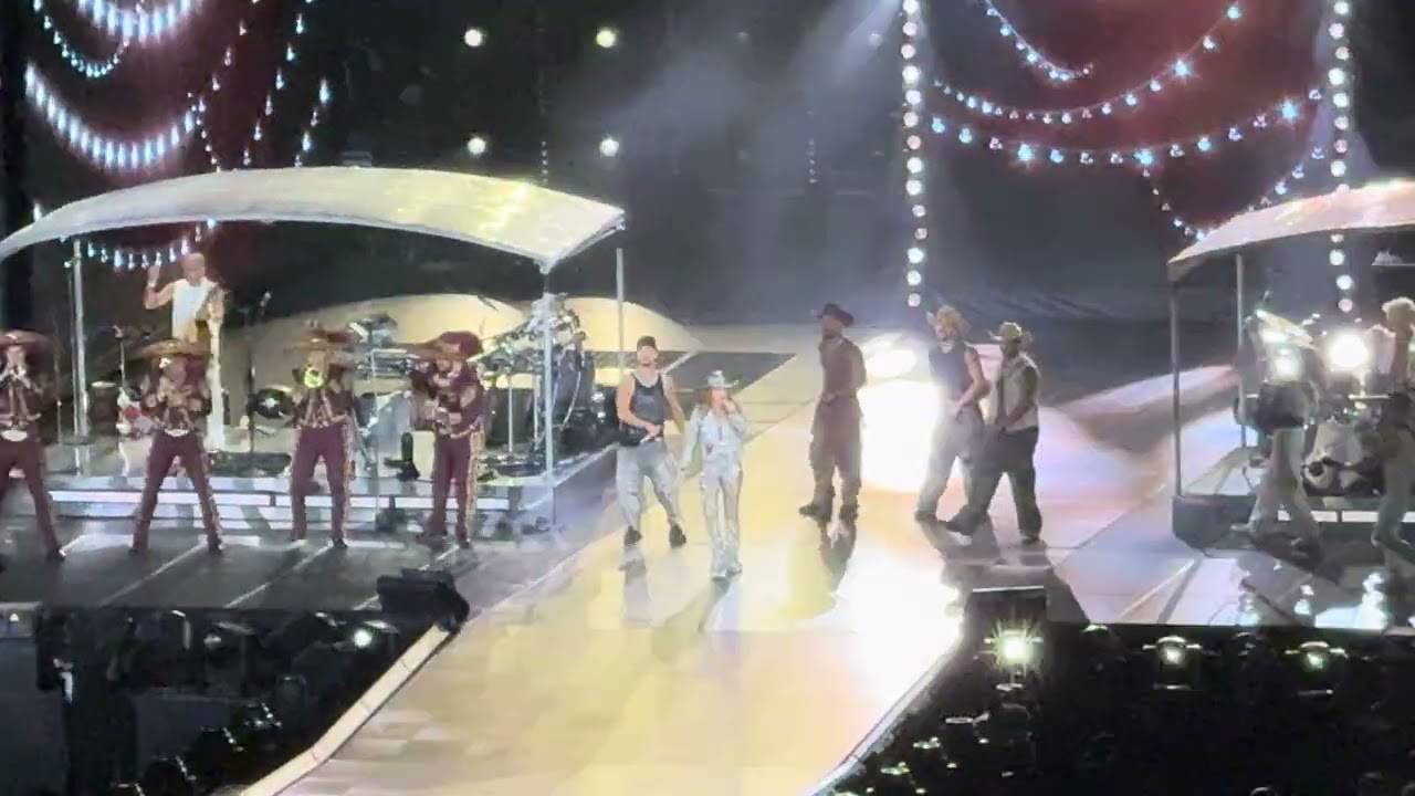 ¡Shakira desatada en el Estadio Akron! 🤯💃 Bailando regional mexicano como si fuera de Jalisco 🇲🇽