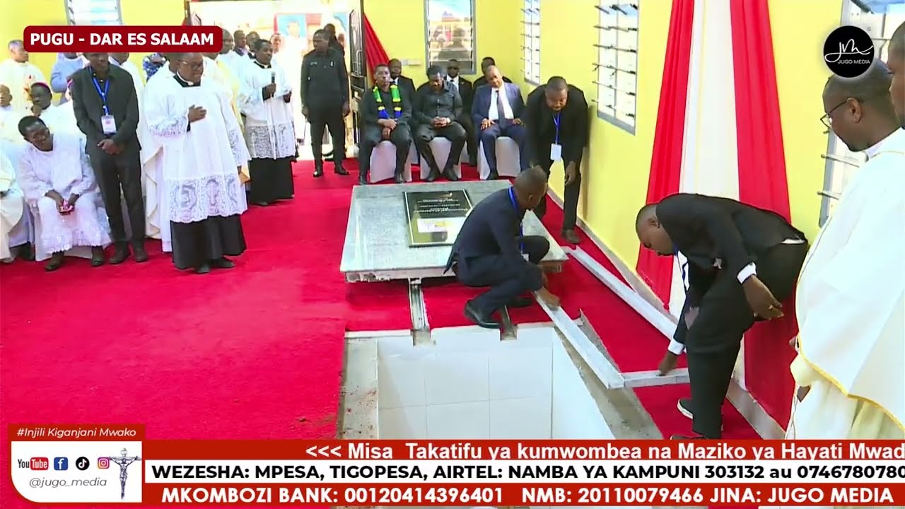 Kaburi la Marehemu Kardinali Pengo likifunikwa mara baada ya mwili kuwekwa ndani yake.