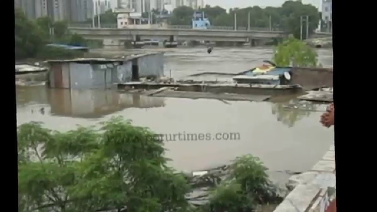 Flooded Koyambedu cooum river
