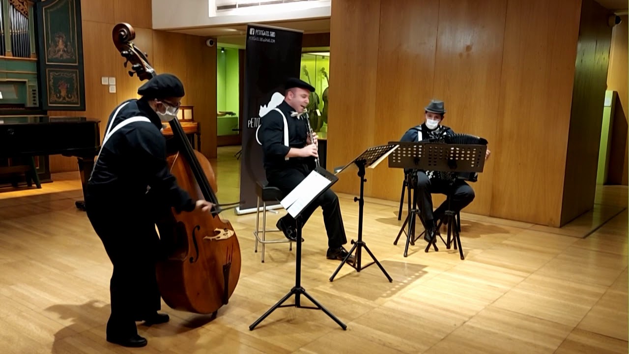 Playing three songs in a tiny concert at Museu da M&uacute;sica (feat. Petit Gat&ocirc;)