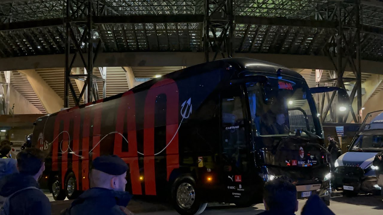 Il MILAN lascia così NAPOLI dopo la sconfitta 🚌👋
