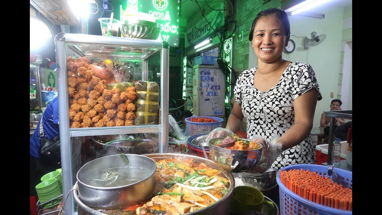 Quán bún riêu cua gia truyền ở Sài Gòn, nêm nếm phải vào phòng riêng