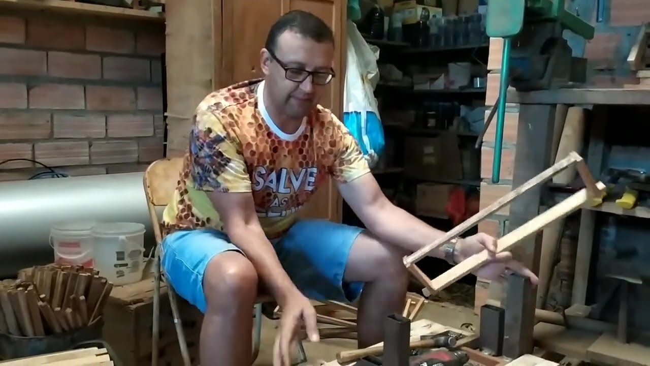 Mesa para montar os quadros de ninho e melgueiras, da abelha apis.