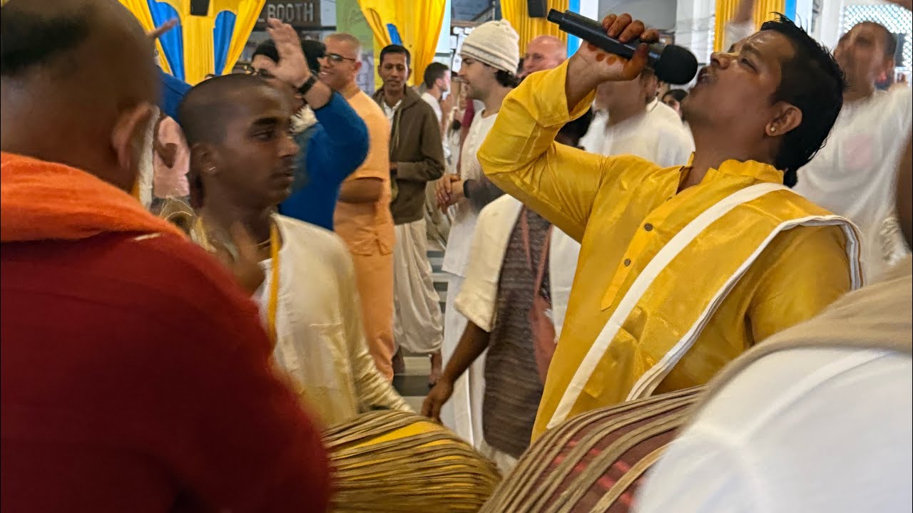 Guru puja kirtan at Sridham Mayapur 