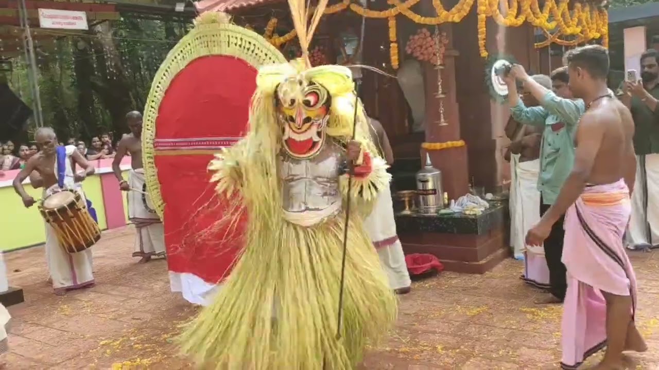 ചാമുണ്ഡിയും ഗുളികനും മൗകോട് ശ്രീ ചാമുണ്ഡേശ്വരി കാവ് 