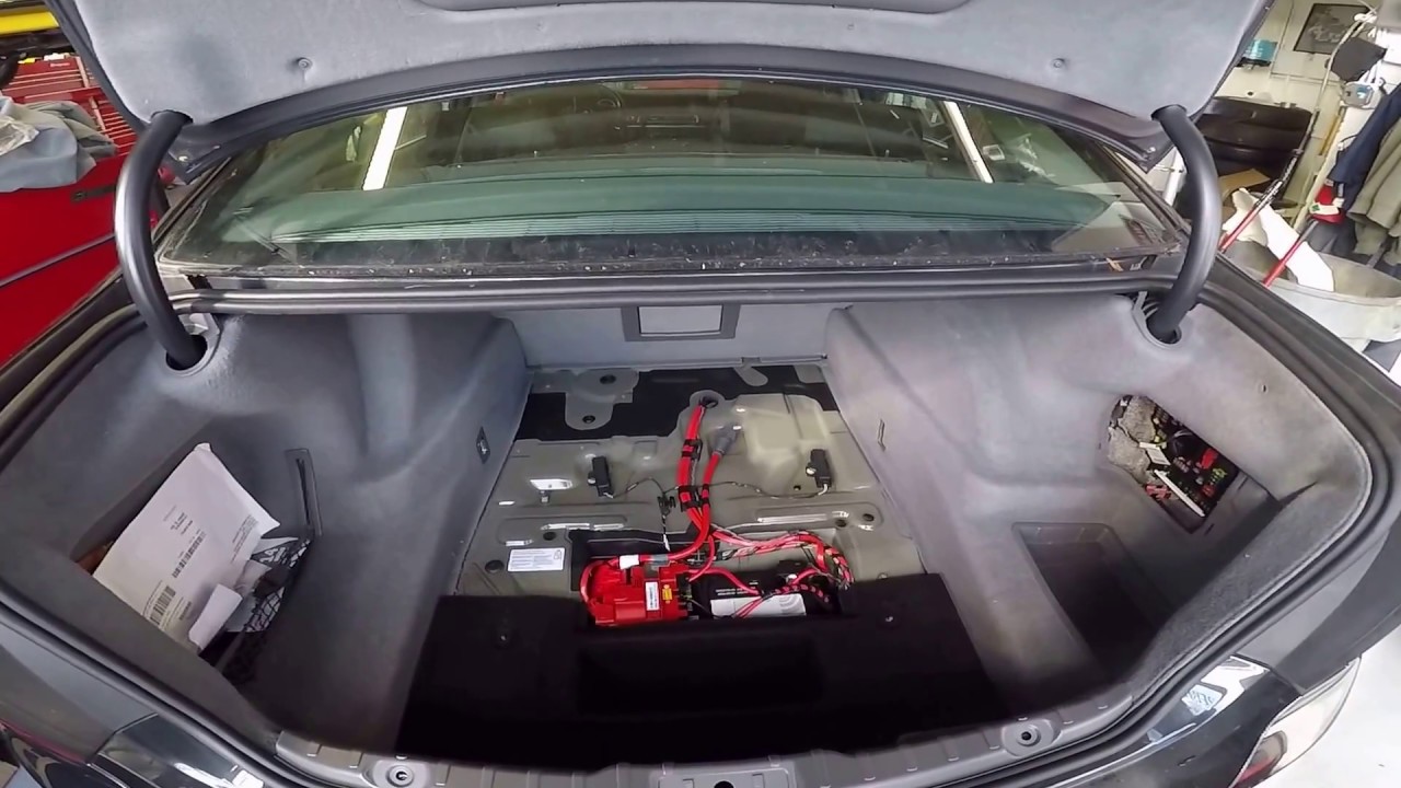 BMW 750Li 2012 Twin Turbo All Wheel Drive - How to emergency release gas cap and battery replacement